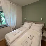 Lazy Goose Charming *