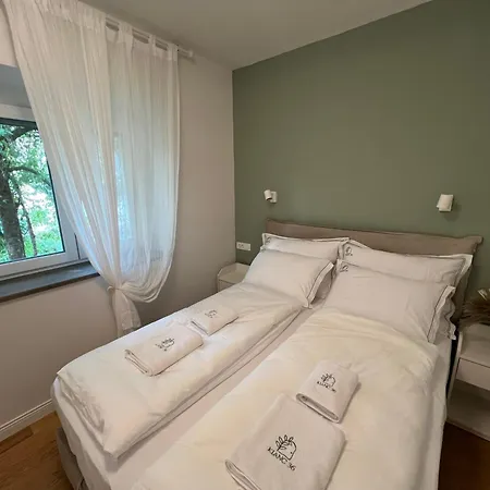 Lazy Goose Charming *