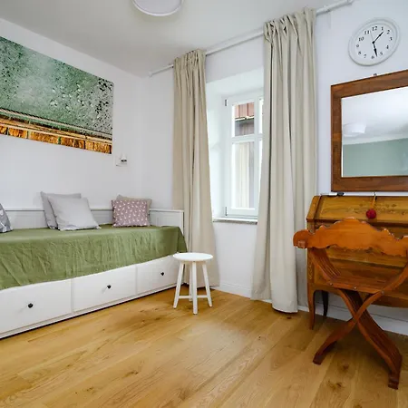 Lazy Goose Charming Bovec