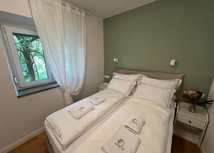 Lazy Goose Charming *